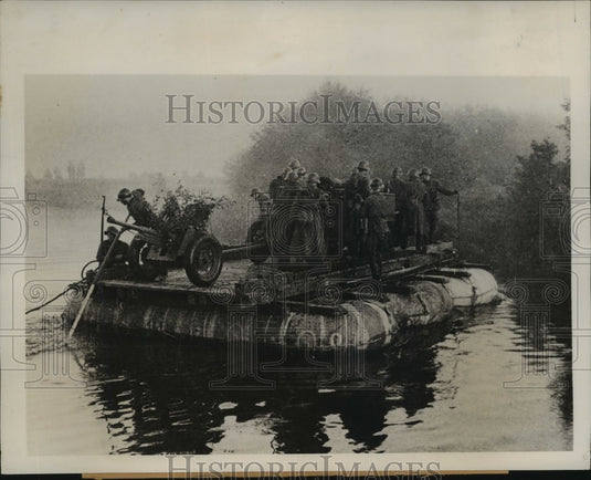 1941 Press Photo Soviet Soldiers Ford a River in Dawn Maneuvers Take Truck & Gun - Historic Images