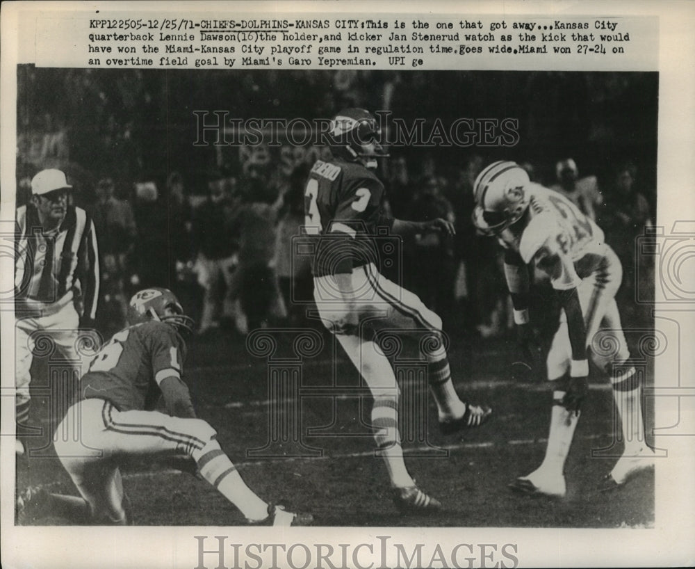 1971 Press Photo Lennie Dawson &amp; Jan Stenerud Watch Field Goal Kick Go Wide- Historic Images