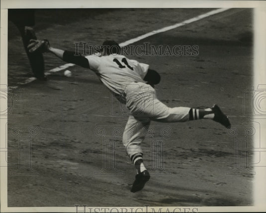 1961 Press Photo Frank Aalzone Makes Attempt to Get Line Drive Hit by Tony Kubek - Historic Images