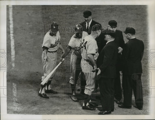 1962 Three LA's Dodgers Outnumbered by 4 Umpires in Argument - Historic Images