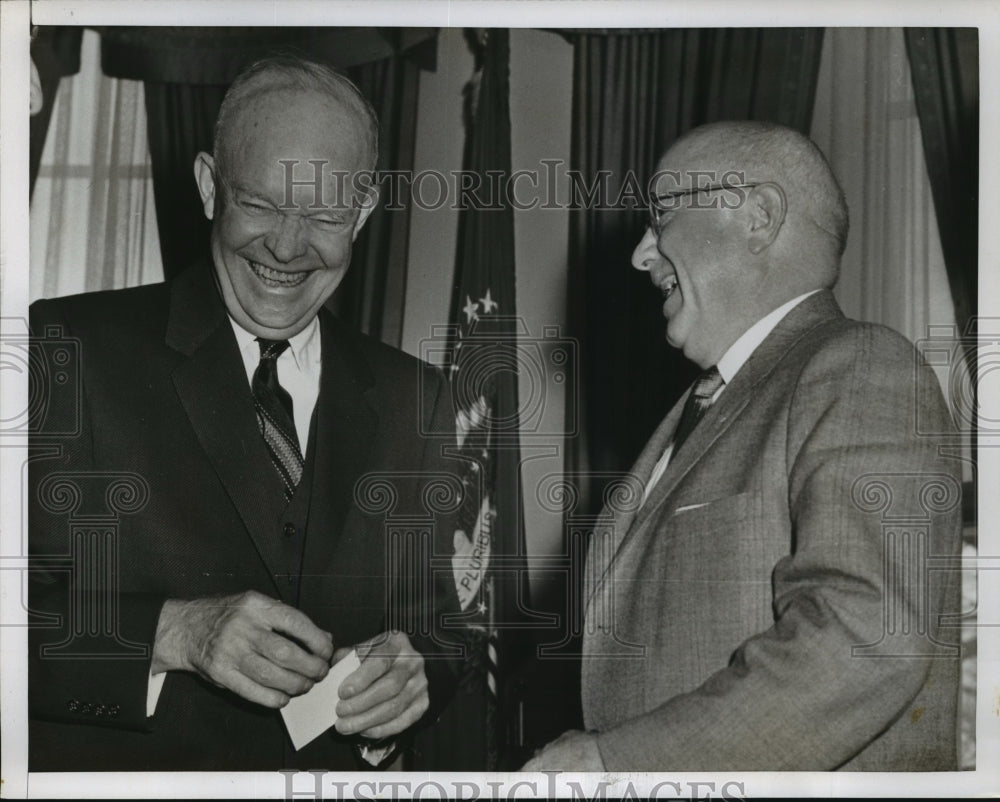 1957 Press Photo Pres Eisenhower Laughs at Joke Told by David W Proffitt - Historic Images