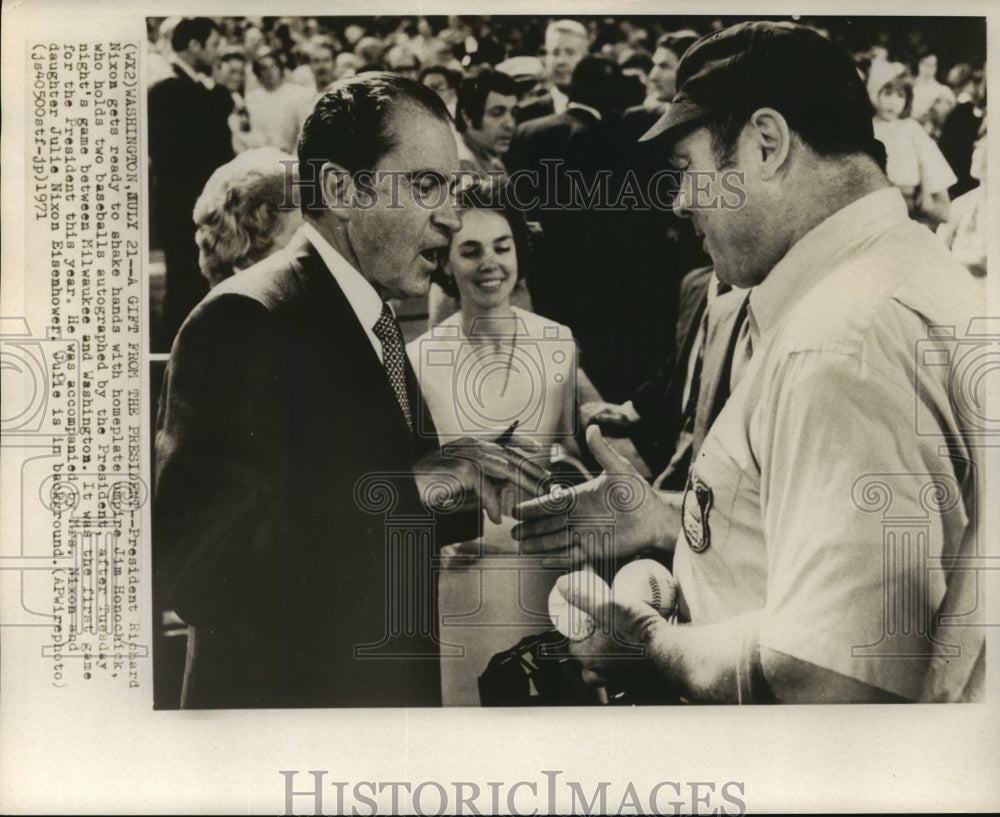 1971 Press Photo Pres Nixon Shakes Hands with Umpire Jim Honochick - lfx06265- Historic Images