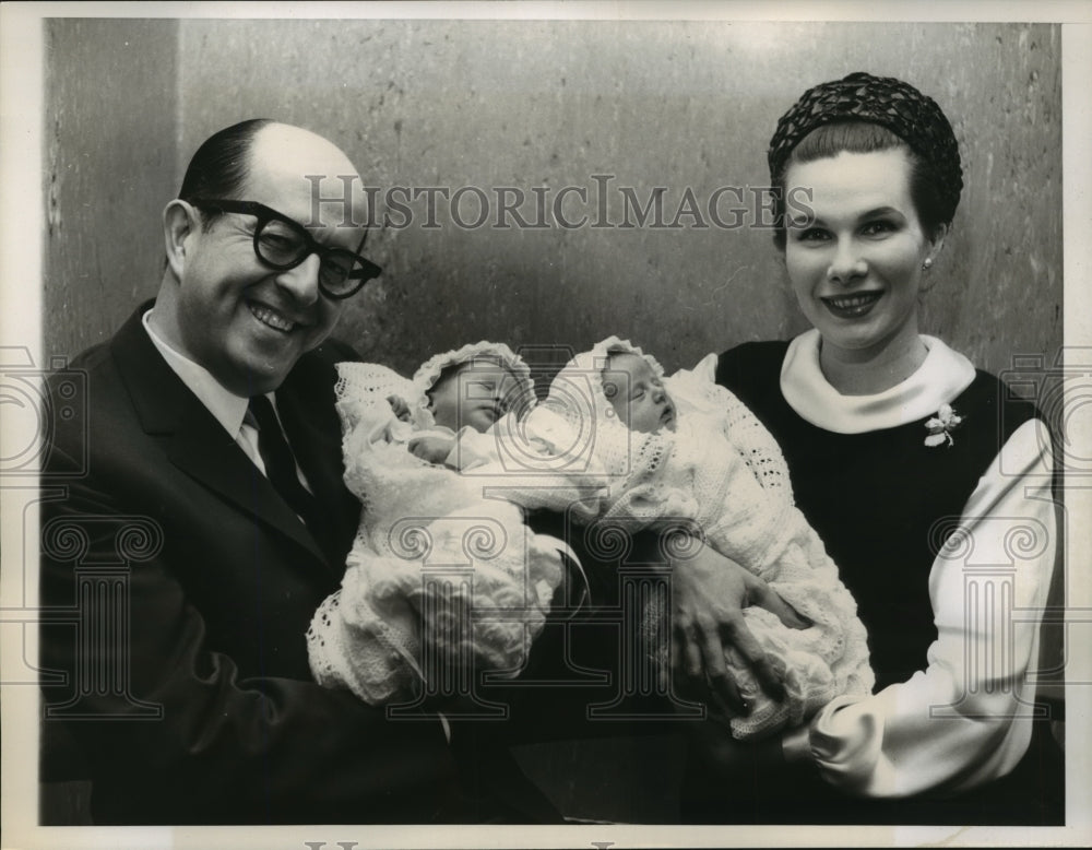 1961 Press Photo Phil Silvers &amp; Wife Pose with Their Twin Daughters Leaving Hosp - Historic Images