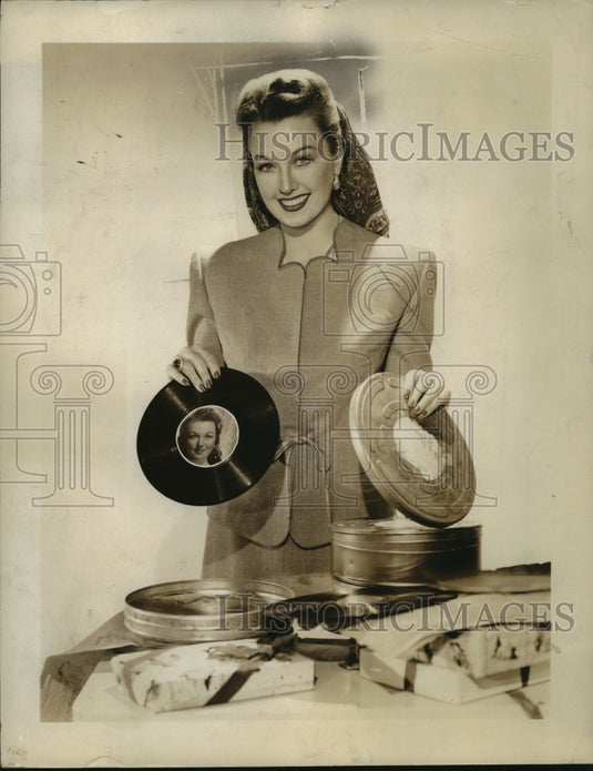 1945 Press Photo Ginny Simms Pastes Signed Photos on Her "Singing Photographs" - Historic Images