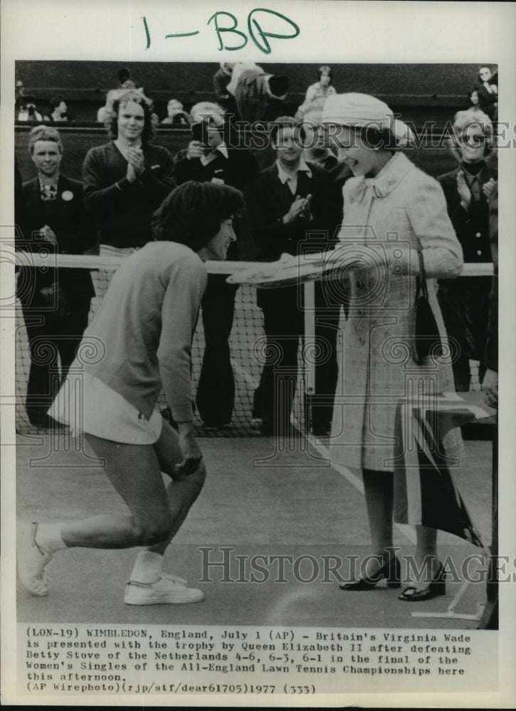 Press Photo Virginia Wade Presented with Tennis Trophy by Queen Elizabeth II - Historic Images