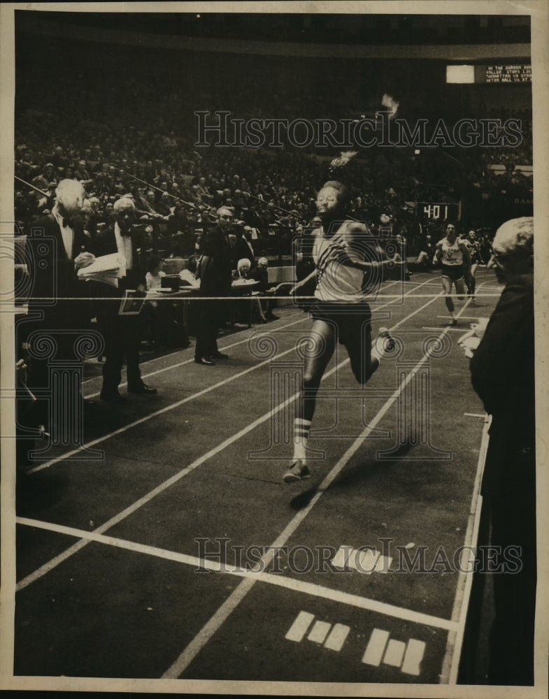 1975 Press Photo Men&#39;s One-Mile Event AAU Track at Madison Square Garden - Historic Images