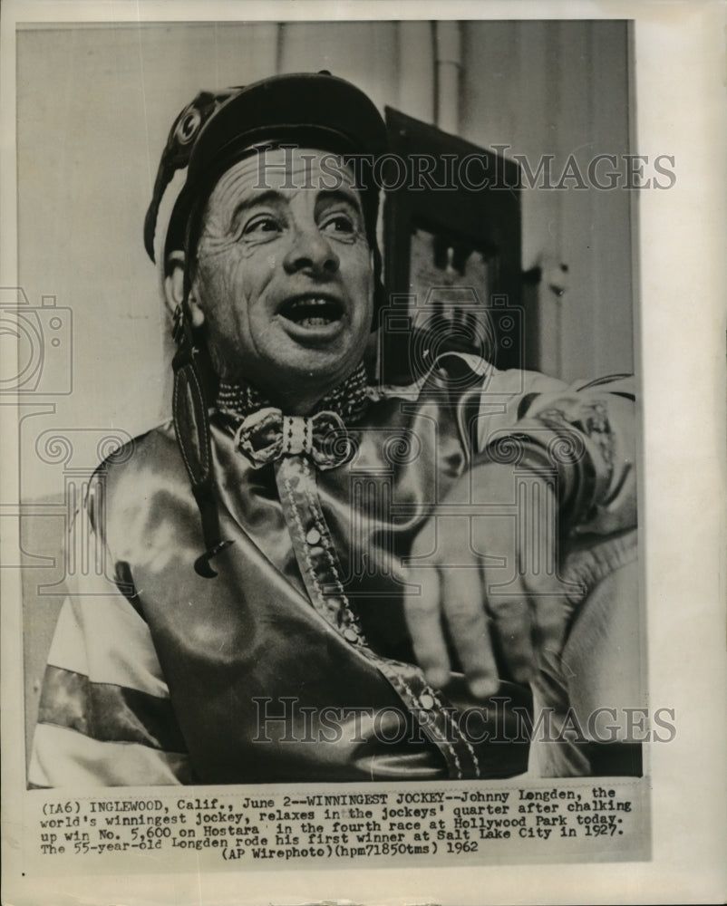 1962 Press Photo World&#39;s Winning Jockey Relaxes After Winning No. 5,600 - Historic Images