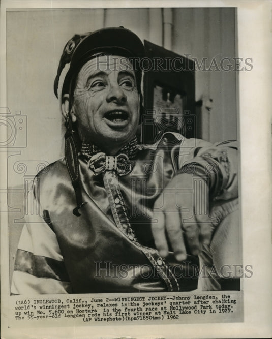 1962 Press Photo World's Winning Jockey Relaxes After Winning No. 5,600 - Historic Images