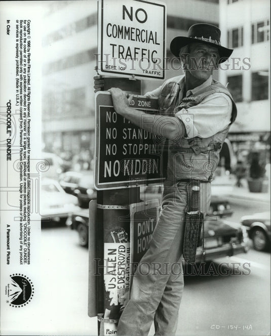 Scene from "Crocodile Dundee" Starring Paul Hogan & Michael Lombard - Historic Images