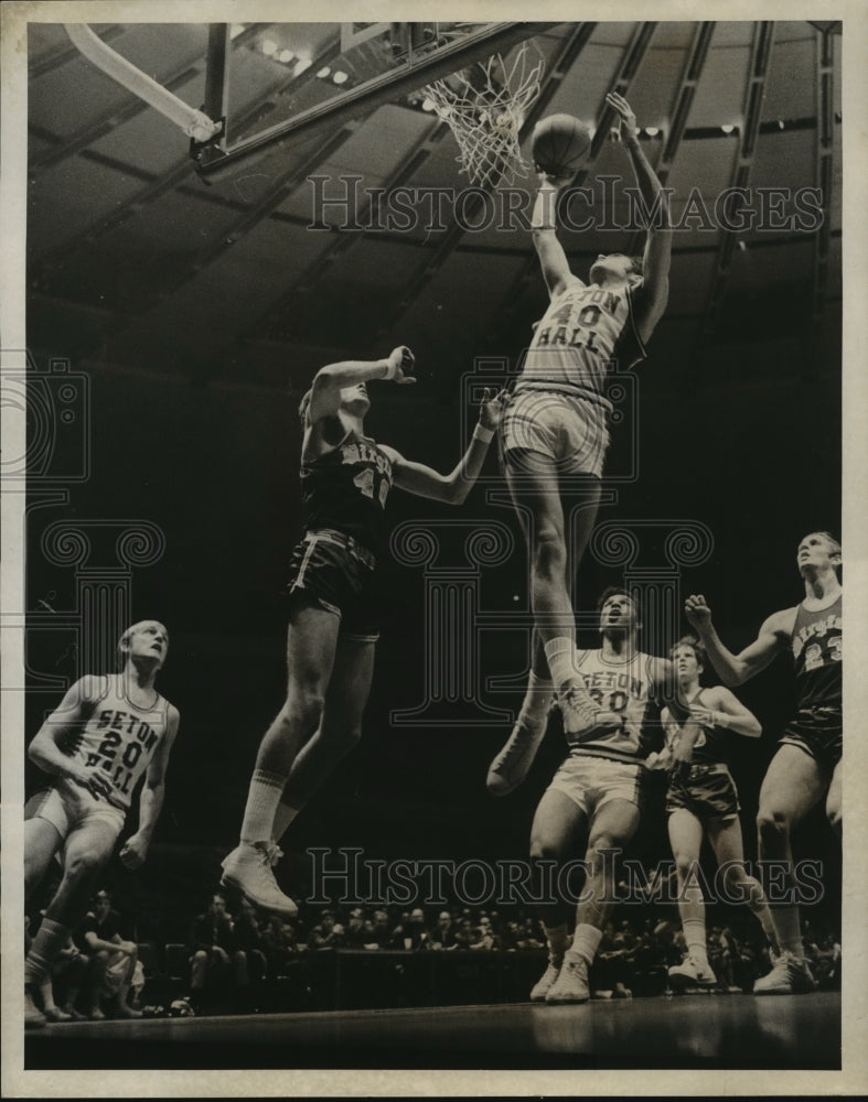 1971 Press Photo #40 Barry Parkhill Goes Up for 2 Points During First Half - Historic Images