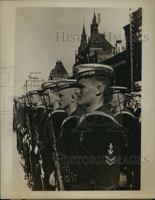 1955 Press Photo Russia Dispatches Mobilizing Troops & Fleet Purpose Undisclosed - Historic Images
