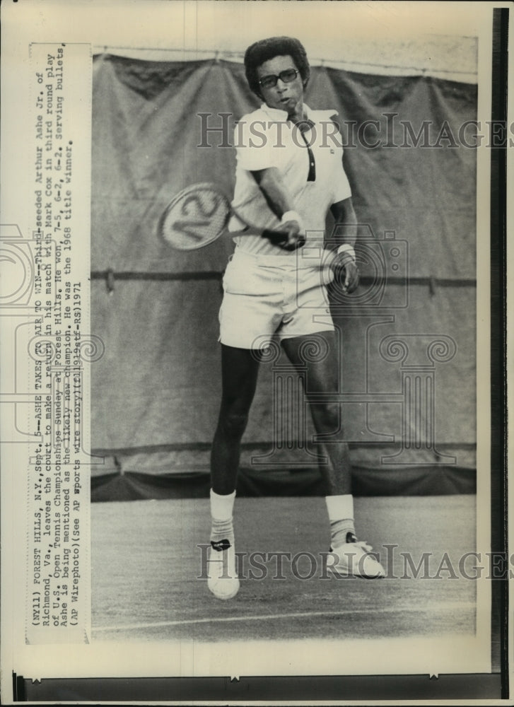 1971 Press Photo Third-Seeded Arthur Ashe Jr Left Court to Make Return in Match - Historic Images