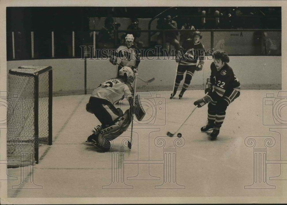 1976 Press Photo Rangers' Gilles Gratton Blocks Shot By Rockies' Barry Dean - Historic Images