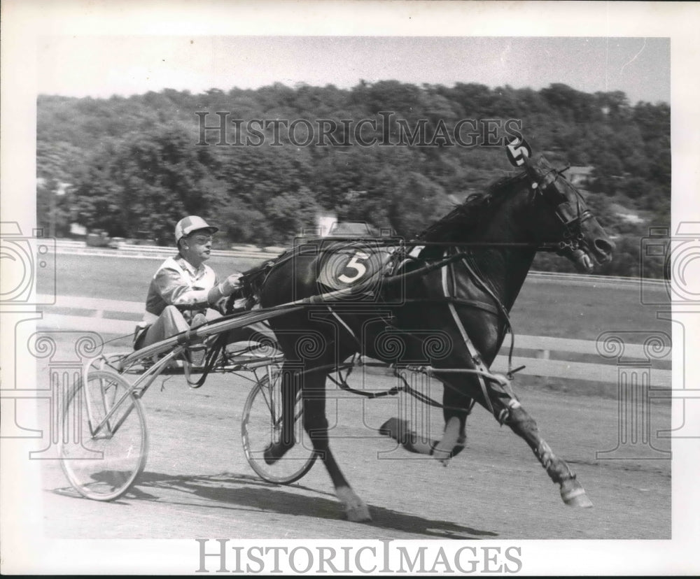 1961 Press Photo Flying Baker Riding in the Governor&#39;s Cup at Roosevelt - Historic Images