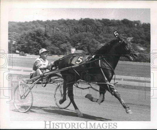 1961 Press Photo Flying Baker Riding in the Governor's Cup at Roosevelt - Historic Images