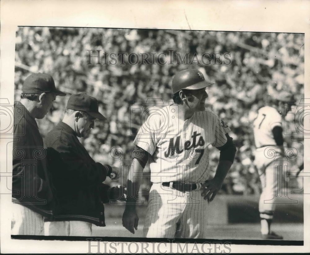 1971 Press Photo Ed Kranepool Hit in Arm by Pitch in 1st Inning at Shea Stadium - Historic Images