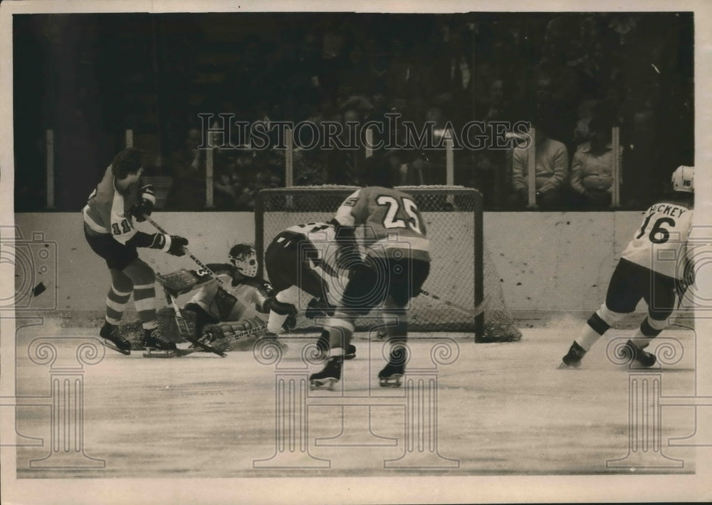 1977 Press Photo Flyers Don Saleski Scores in Second Period on Goalie Gratton - Historic Images