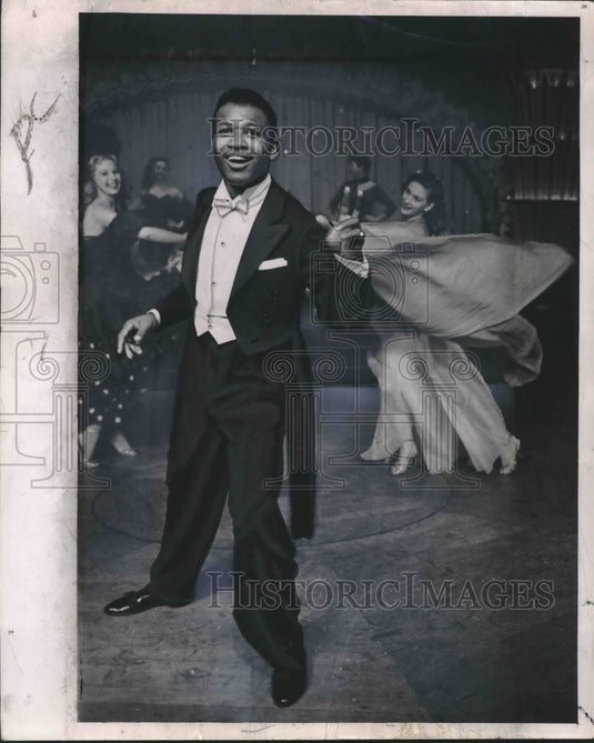 1962 Press Photo Stalling of Ex-Middleweight Ray Robinson As Night Club Owner - Historic Images