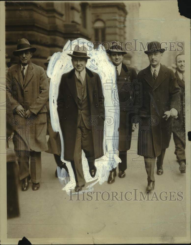 1931 Press Photo Saul Singer out with defendants in city - Historic Images