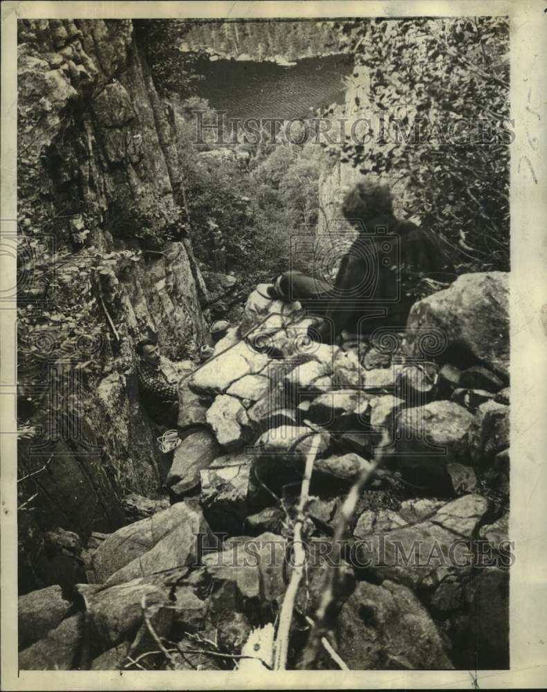 1944 Press Photo Jean Ruh being helped down the slope of Mount Golden - Historic Images