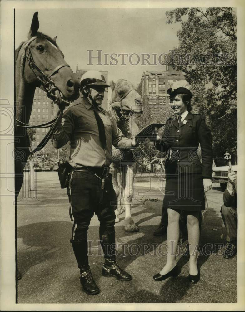 1971 Press Photo Thomas Keefe receives medal of honor from Israel in New York - Historic Images