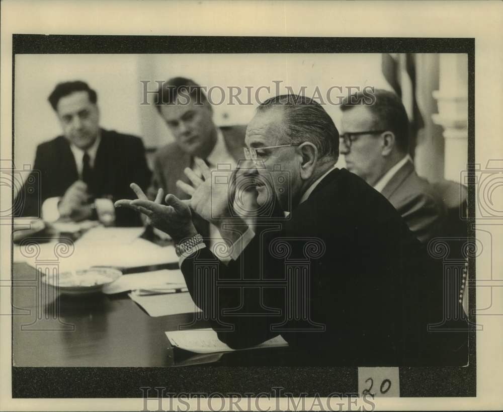 1967 Press Photo President Lyndon Johnson confers with officials - Historic Images