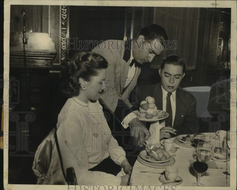 1952 Press Photo Joseph Jackson serving the faculty at Waldorf Astoria Hotel - Historic Images