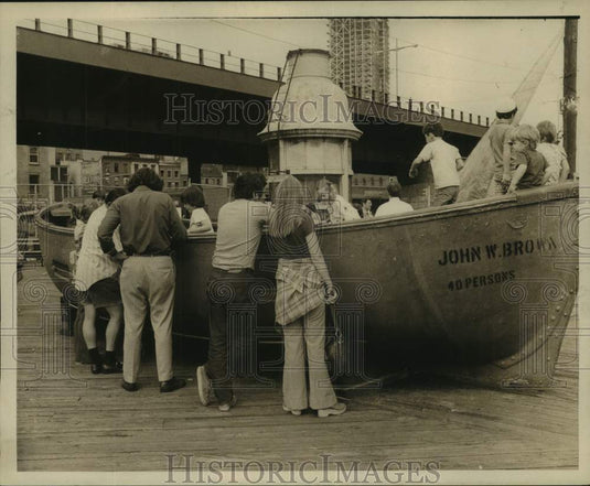 1974 Press Photo Spectators examine an old John Brown boat at Seaport Museum - Historic Images