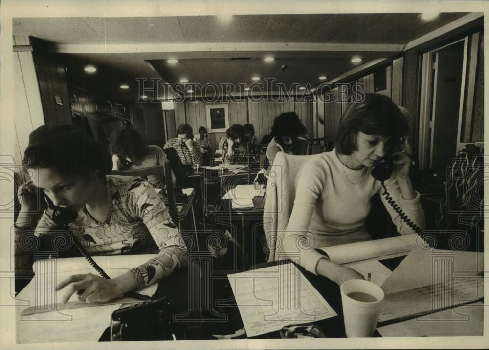 1976 Employees of Jackson Phone Company at Travelodge Motel - Historic Images