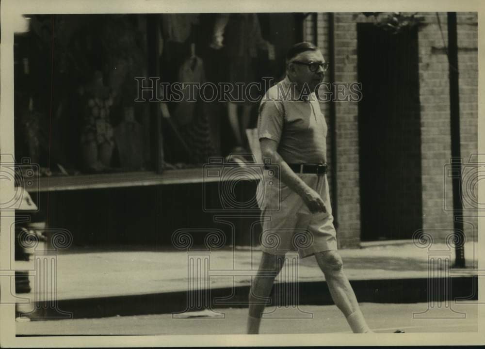 1976 Press Photo Man in shorts crosses 2nd Avenue - Historic Images