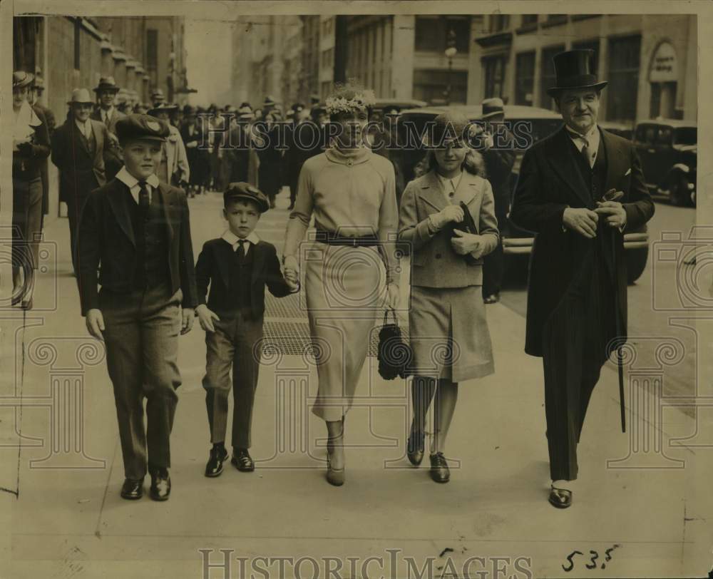 1935 Press Photo Robert Chambers &amp; Family At St. Thomas Church Easter Parade - Historic Images