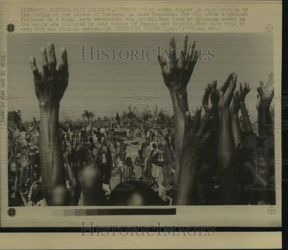 Press Photo Cyclone and tidal wave survivors in Manpura, East Pakistan - Historic Images