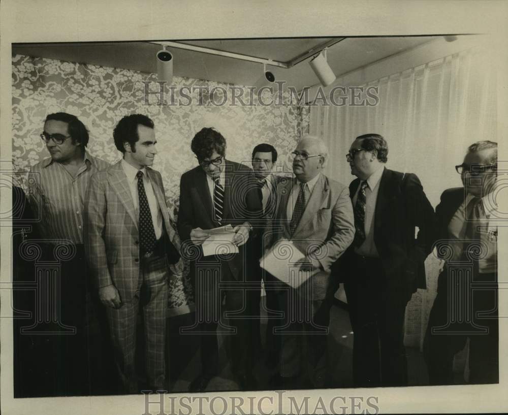 1975 Press Photo MAC Settlement Meeting between some Unions at Americana Hotel - Historic Images