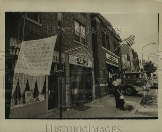 1975 Press Photo Bruckner Boulevard Bronx-Engine 89 fireman tries water hydrant - Historic Images