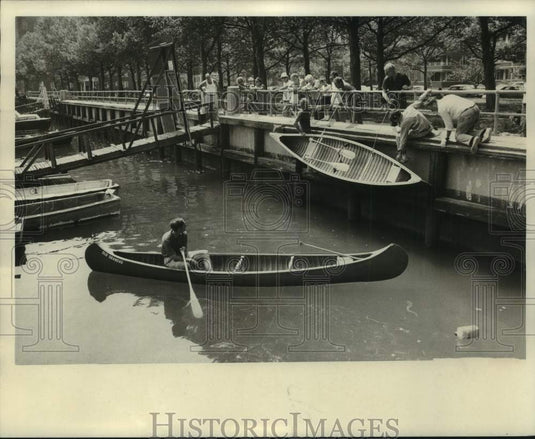 1971 Press Photo A canoe being lowered by the men at Sheephead Bay - Historic Images