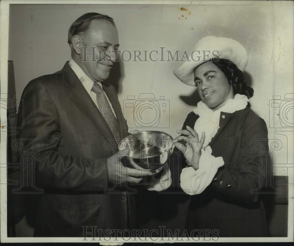 1972 Press Photo Joseph Addabbo presents Business Women&#39;s Award to Linda Page - Historic Images