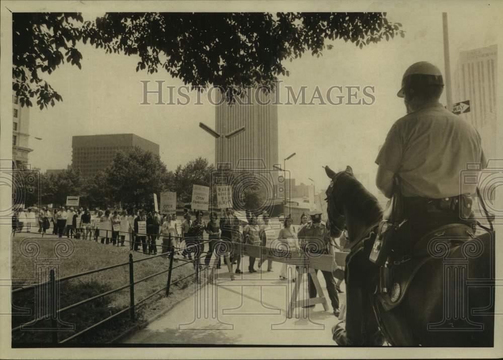 1976 Press Photo CUNY faculties and students march past City Hall - Historic Images