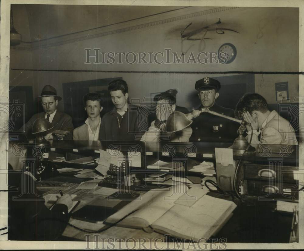 1954 Press Photo Teenagers being booked at Brooklyn Police Station for assault - Historic Images