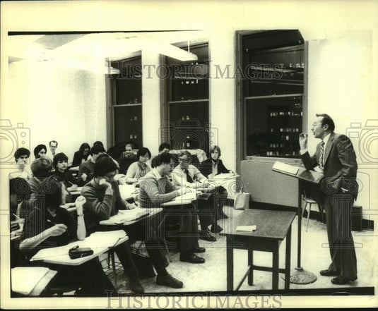 1982 Press Photo Scene of an evening class at Pace University - Historic Images