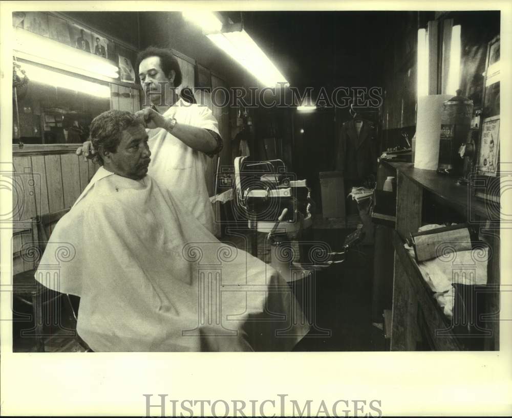 1978 Press Photo Manuel Marrero working at his barber shop in New York - Historic Images