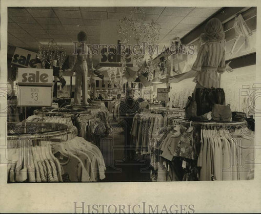 1976 Press Photo Carol Brooklyn looks for coat at Jean Nicole Shop-Long Island - Historic Images