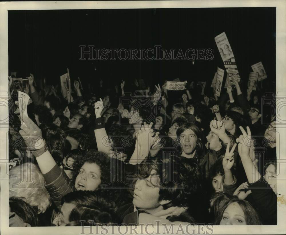 1972 Press Photo Crowd at Trump Village on hand for McGovern rally, Brooklyn - Historic Images