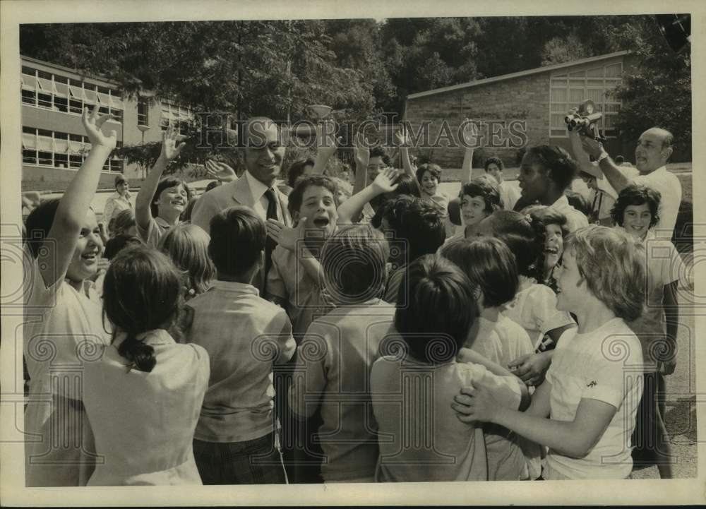 1976 Press Photo Peter Pyser and the children at Immac Conception Church in N.Y. - Historic Images