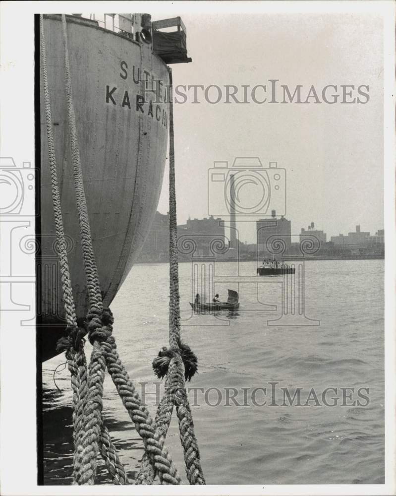 1971 Press Photo Boats attempt to halt freighter Sutlej near Pier 36, New York - Historic Images