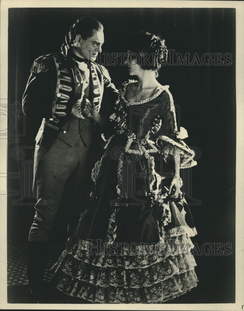 Press Photo Lionel Barrymore and Carol Dempster in a scene from "America". - Historic Images