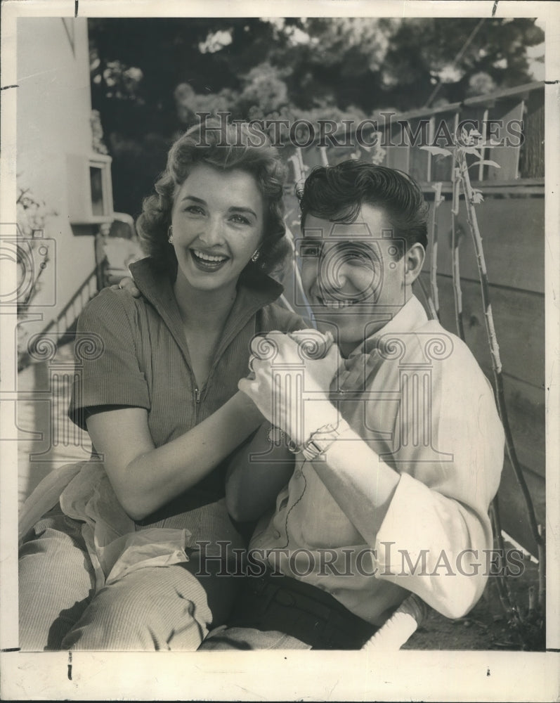 1958 Press Photo Jimmie Rodgers and Colleen in their Hollywood Garden Home - Historic Images