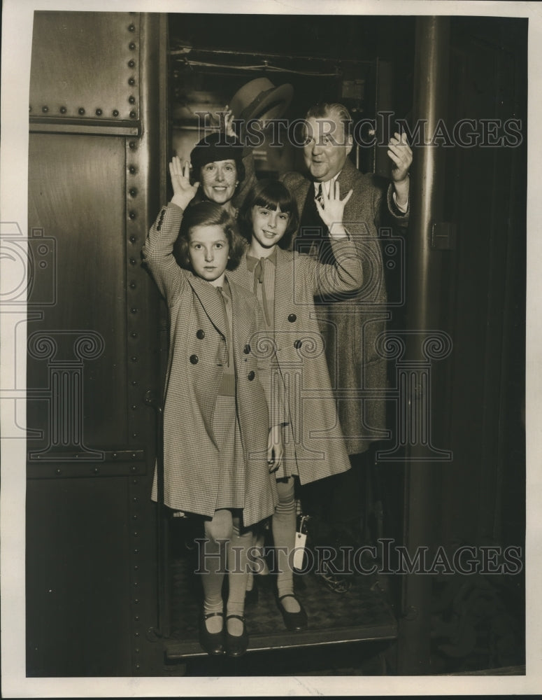 1934 Press Photo Nigel Bruce,London Stage Actor show with his family. - Historic Images