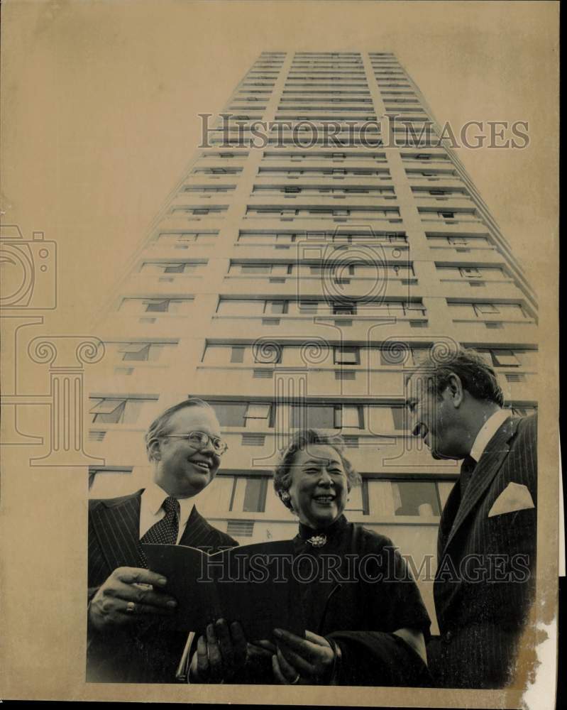 1973 Press Photo Howard Johnson &amp; company outside MIT&#39;s new Tang Residence Hall- Historic Images