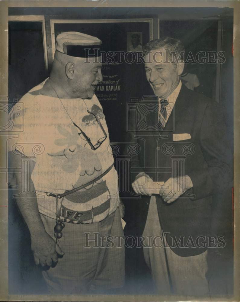 1969 Press Photo Lee Lincoln and Hyman Kaplan talking during an event - Historic Images