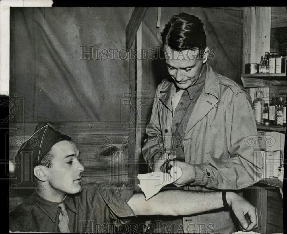 1942 Press Photo Movie Actor Lew Ayres at evacuation hospital, Dodd field, Texas- Historic Images